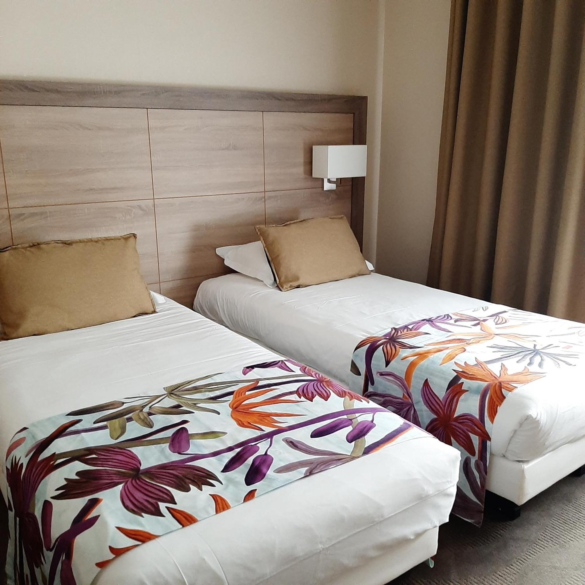 Logis Hotel Relais Saint Jacques - Chateauroux Déols Esterno foto